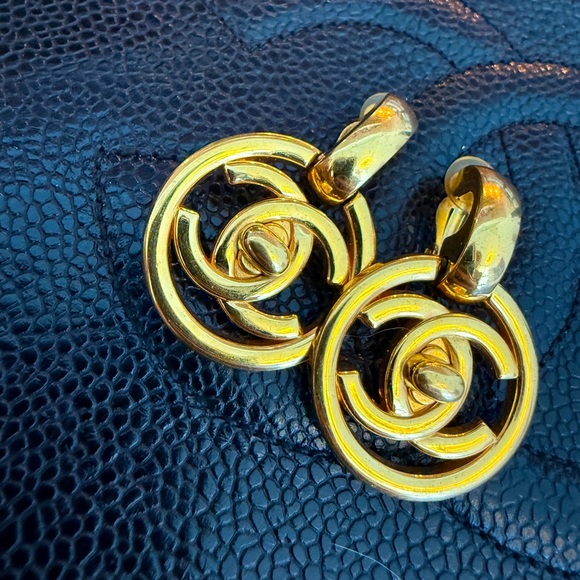 LOT 1728 24K gold plated CHANEL vintage turn lock dangle clip on earrings - Picture 1 of 9